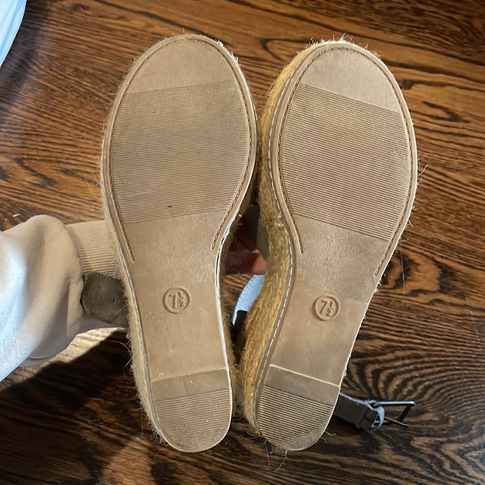 Universal Thread Grey Wedges - Picture 3 of 4